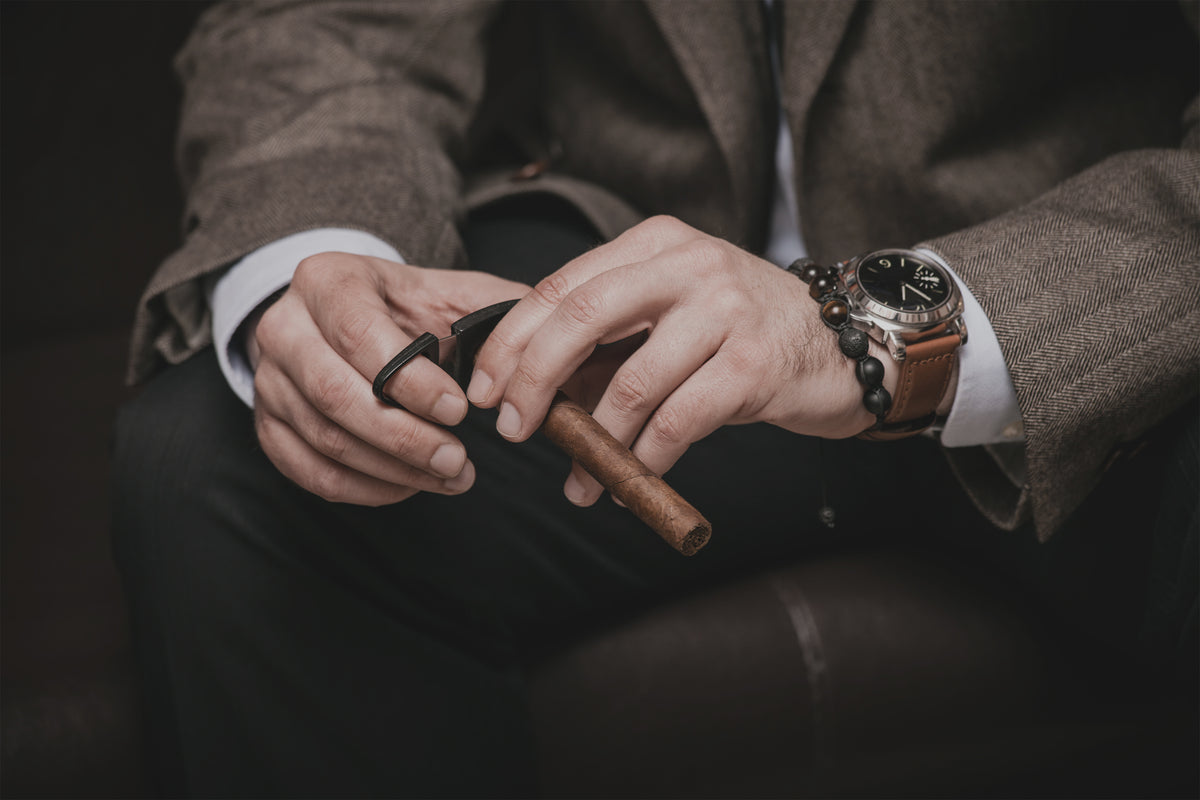 How Aficionados Cut a Cigar